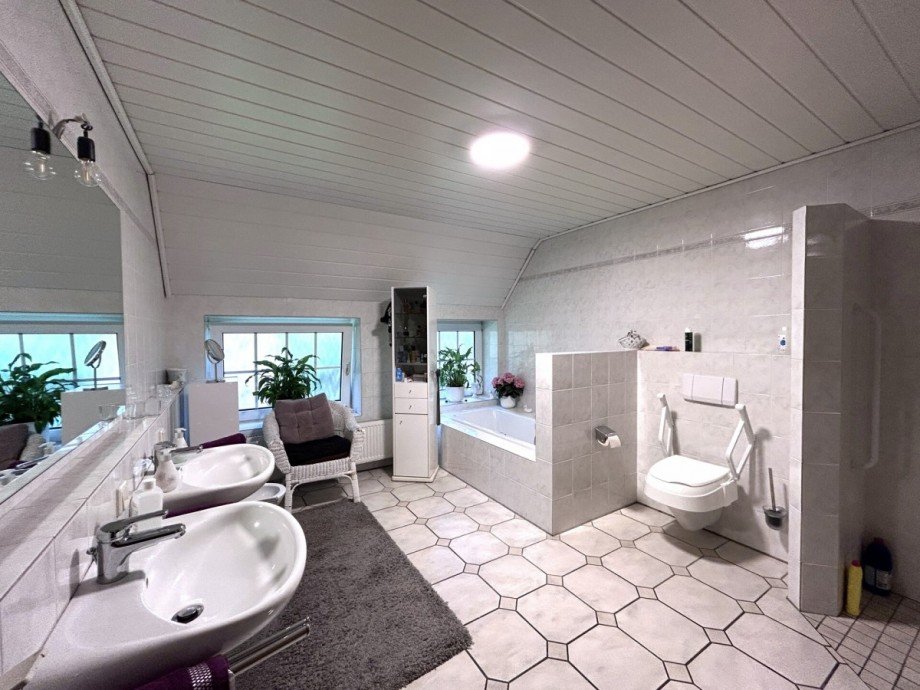 Ger�umiges Bad Landhaus Wiefelstede / Heidkamperfeld