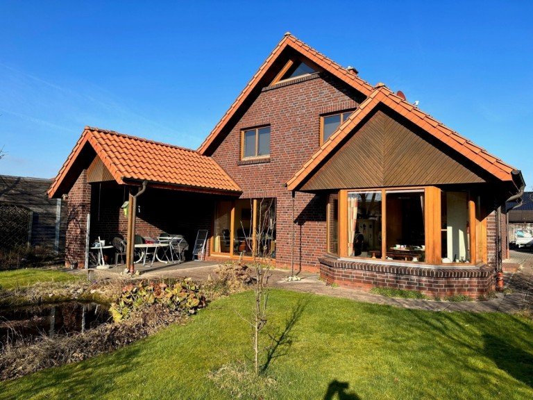 Ein sch�nes Ensemble! Wiefelstede - Wiefelstede Einfamilienhaus F�r die gro�e Familie oder 2 Generationen unter einem Dach: Komfort-Wohnhaus im Zentrum!
