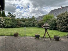 Blick in den Garten Zwei PV-Anlagen und ein Batteriespeicher inklusive!