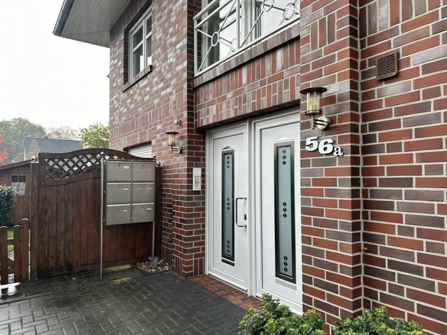 Gepflegter Eingang Dachgeschosswohnung Rastede