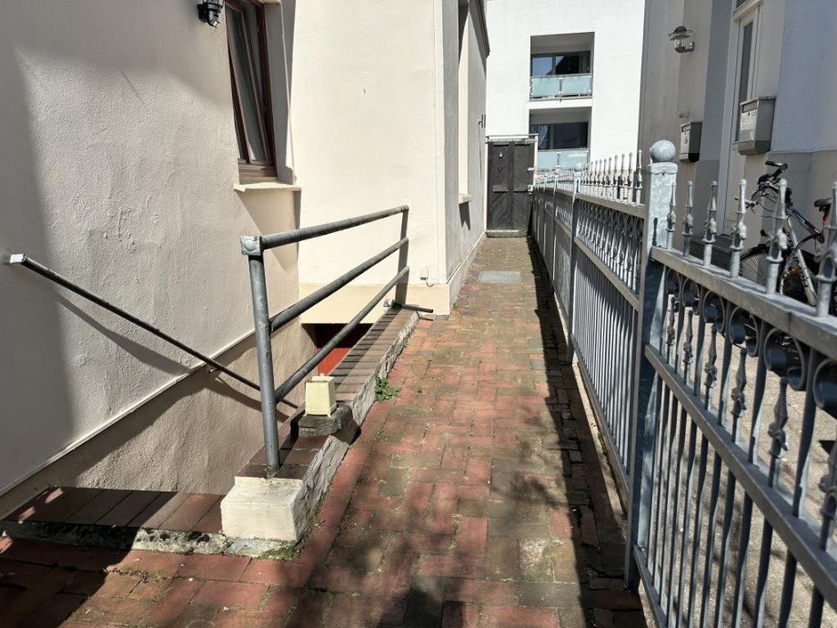 Weg zur Stra�e & in den Keller Doppelhaush�lfte Oldenburg