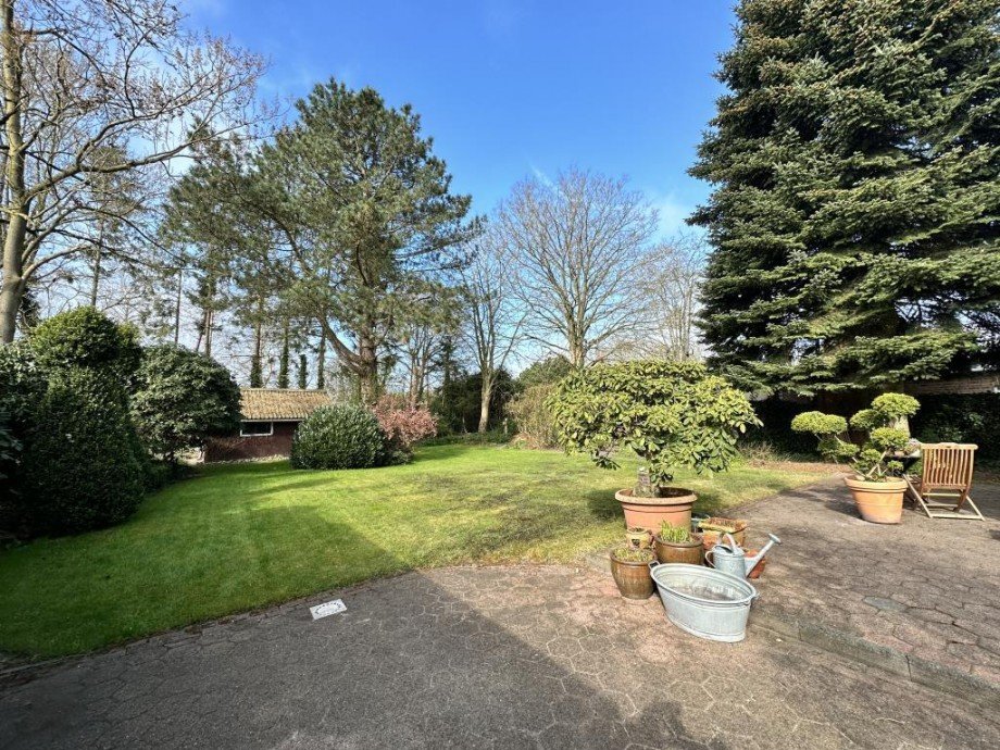 Baumbestand spendet Schatten Einfamilienhaus Westerstede-Halsbek