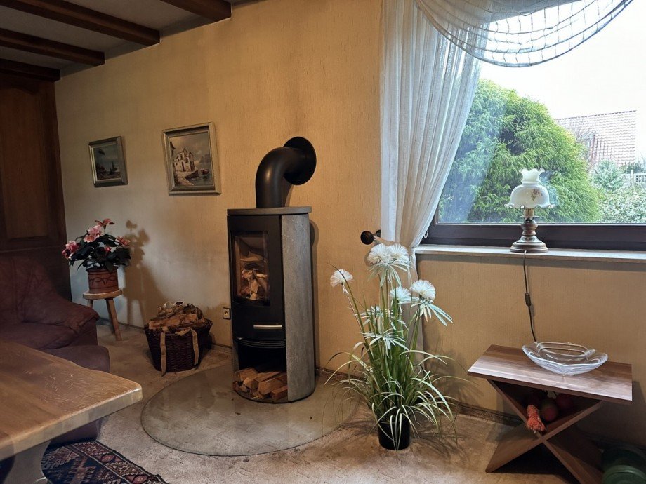 2. Wohnzimmer mit Kaminofen Einfamilienhaus Wiefelstede