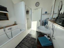 Bad mit Wanne & Dusche Charmantes Wohnen in guter Stadtlage