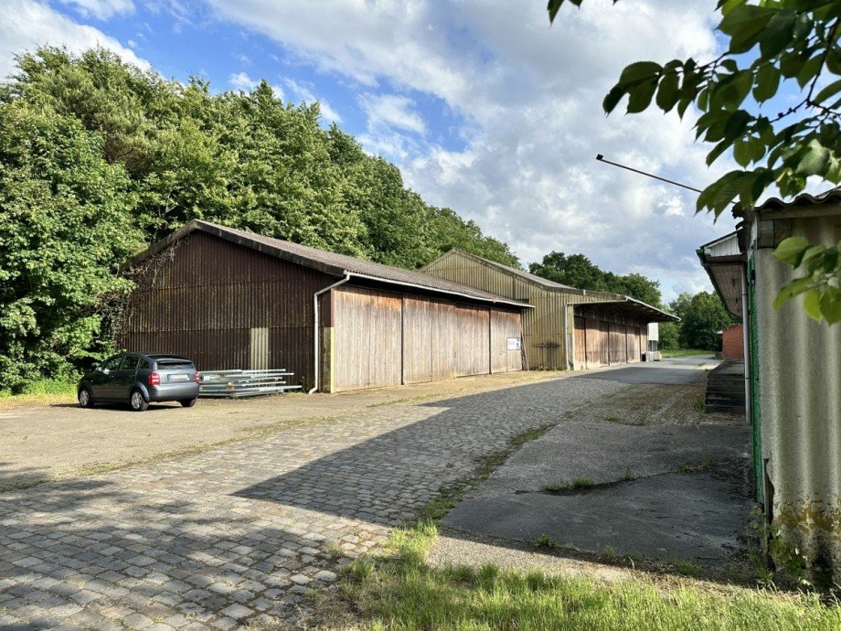 Gegen�ber: Lagerfl�chen Halle / Lager / Produktion Westerstede-Eggeloge