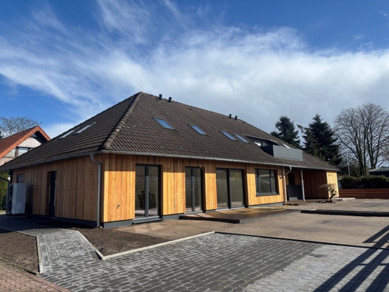 Au�enansicht Wiefelstede Erdgeschosswohnung Komfortables Wohnen auf einer Ebene - schicke Erdgeschosswohnung mit einem gro�z�gigen Garten!