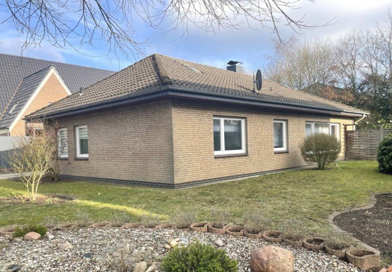 Titelbild Westerstede Einfamilienhaus Ihr neues Projekt in Westerstede: Bungalow mit Potenzial in ruhiger Zentrumslage!