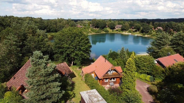 Vogelperspektive Wiefelstede / Lehe Ferienhaus Erf�llen Sie sich den Traum vom eigenen Ferienhaus - idyllisch und direkt am See!