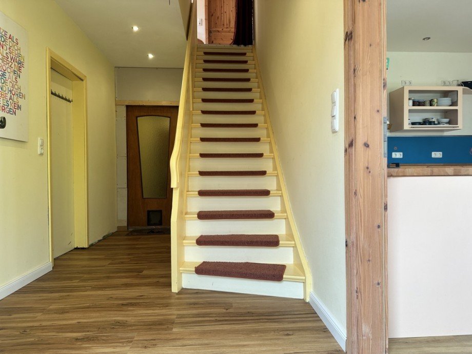 Zentraler Flur mit Treppe Einfamilienhaus Wiefelstede / Gristede