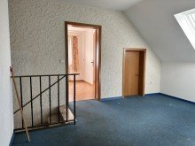 Flur im DG Solide & ger�umig: EFH mit Garage und Teilkeller in guter Wohnlage