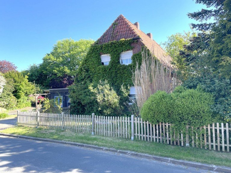 Vorderansicht Westerstede - Westerstede Einfamilienhaus Sie haben die Wahl: Kernsanierung oder Neubau!