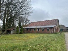 Nordansicht Scheune Resthof und Baugrundst�cke am Ortsrand