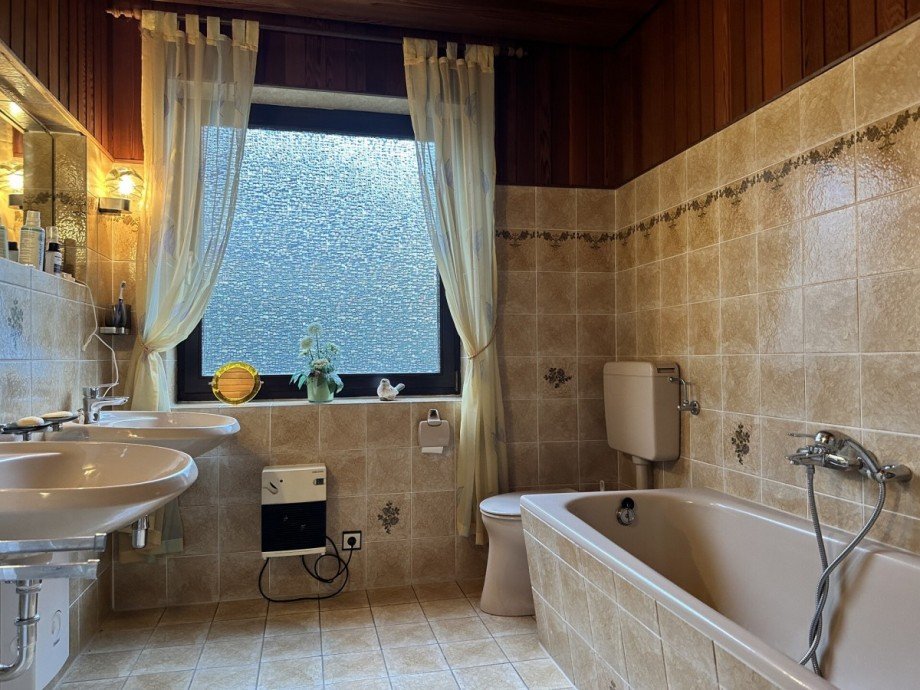 Bad mit Wanne Einfamilienhaus Wiefelstede