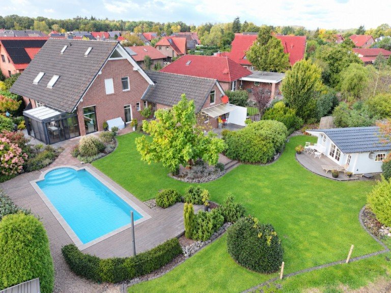 Aufmacher Varel Einfamilienhaus Sommerlaune das ganze Jahr: Gro�z�giges Einfamilienhaus mit Pool und Sommergarten!