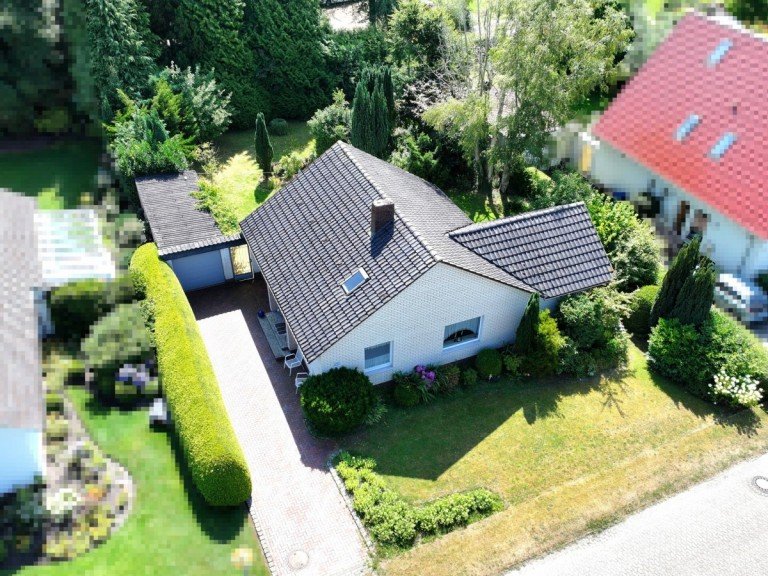 Titelbild Wiefelstede-Ofenerfeld Einfamilienhaus Attraktive Lage am Oldenburger Stadtrand: Sanierung oder Abriss mit Neubeginn!