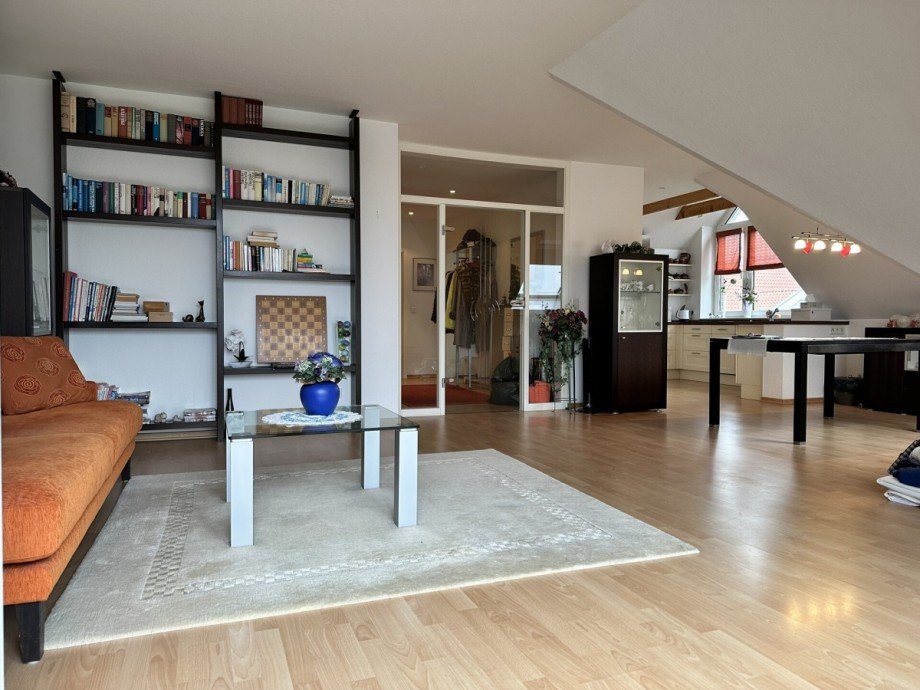 Gro�er offener Wohnbereich Dachgeschosswohnung Rastede