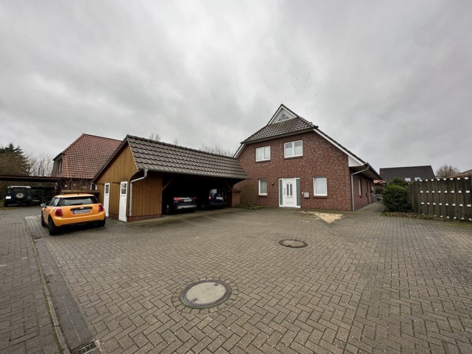 Ausreichender Parkraum Mehrfamilienhaus Wiefelstede
