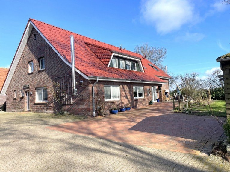 Vorderansicht Zweifamilienhaus Westerstede Zweifamilienhaus Zweifamilienhaus, Stallung & Nebengeb�ude - Attraktives Anwesen mit Entwicklungspotenzial!