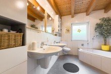 Badezimmer Der erste Eindruck z�hlt: Lichtdurchflutetes Architektenhaus in sch�ner Wohngegend!